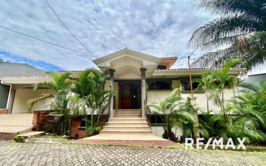 Spacious Villa with Double Garage in Playa Blanca, Punta Leona – A Coastal Retreat