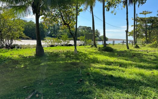 Jaco Beach large river lot by the shore