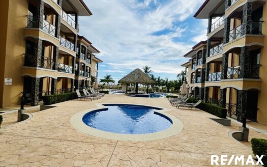 Jacó Beachfront Penthouse: 3BR Condo with Private Rooftop Terrace & Ocean Views