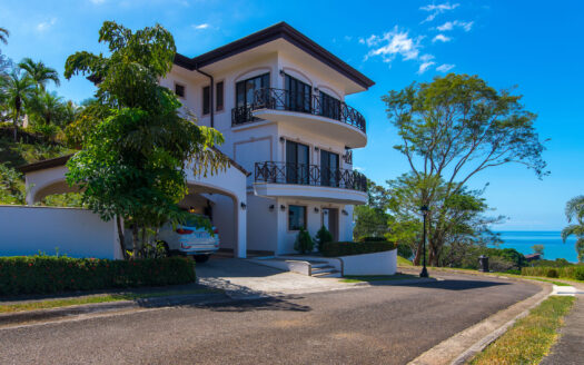 Nativa stunning ocean view house with pool