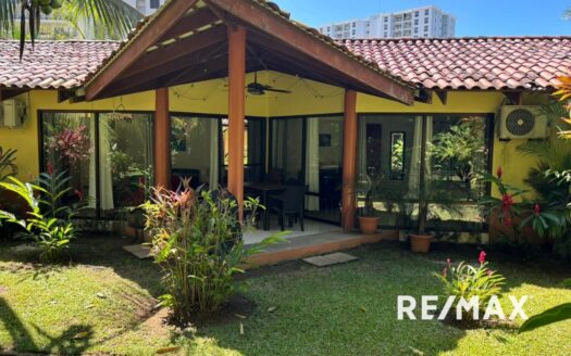 Charming Villa in Jaco: Just One Block from the Beach!