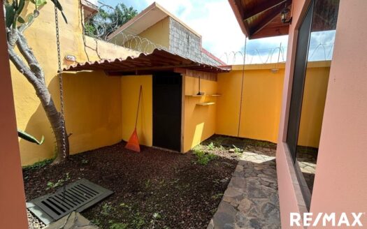 Beatiful 2 Bedroom, 2 1/2 bathroom House in the Heart of Jaco Beach