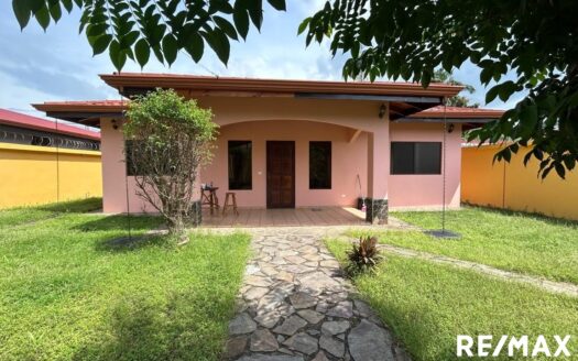 Beatiful 2 Bedroom, 2 1/2 bathroom House in the Heart of Jaco Beach