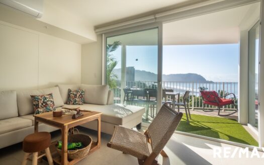 Beachfront Luxury Condo with Versatile Lock-Off in Jaco Beach