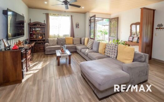 2 houses and space for a private pool near Jaco!