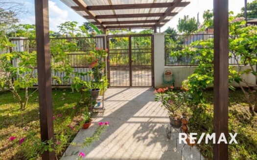 2 houses and space for a private pool near Jaco!