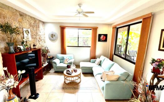 Spacious Tropical Home With Pool
