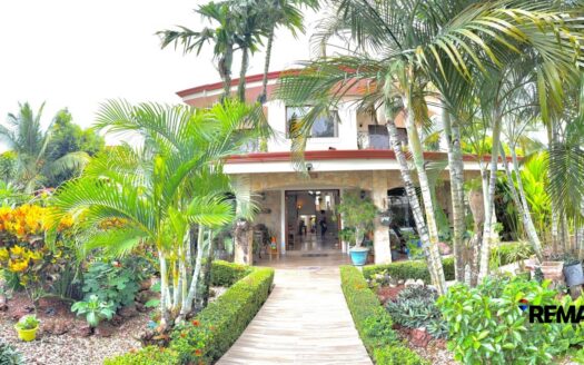 Spacious Tropical Home With Pool